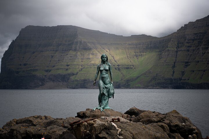 Private Kallur Lighthouse Hike