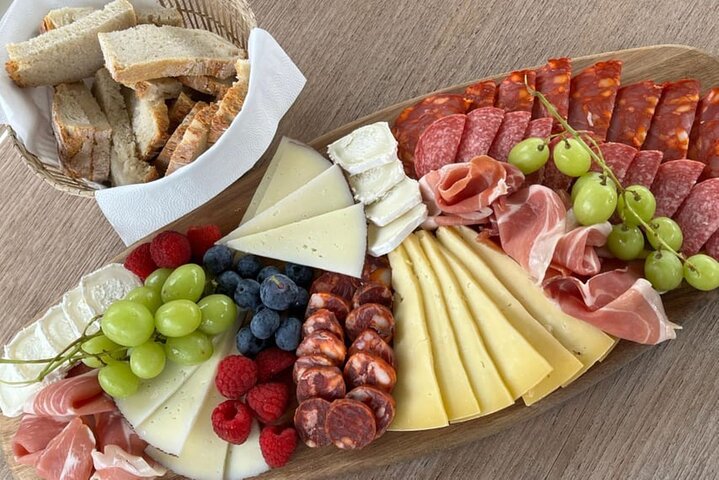 Porto: Luxury Yacht Cruise – 7 Bridges with Wine Tasting & Snacks