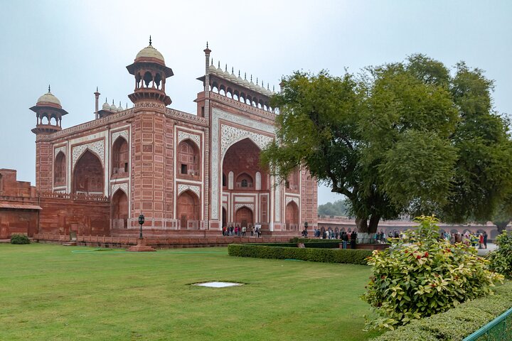 Overnight Taj Mahal & Agra Fort Tour From Delhi