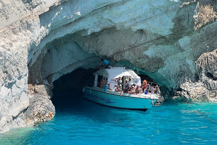 Zakynthos Shipwreck Beach Tour with Boat and Bus Transfer