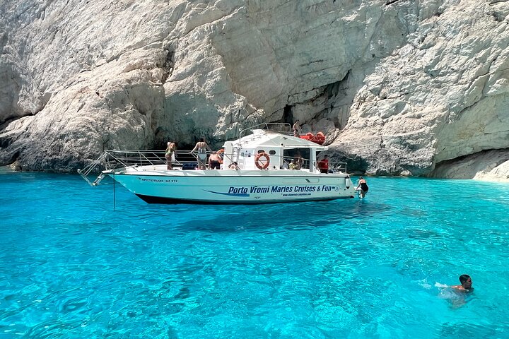 Zakynthos Shipwreck Beach Tour with Boat and Bus Transfer