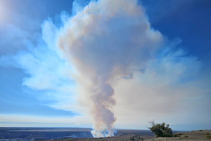 Hawaii Volcanoes, Waterfalls, Beaches & Hilo Highlights Day Tour