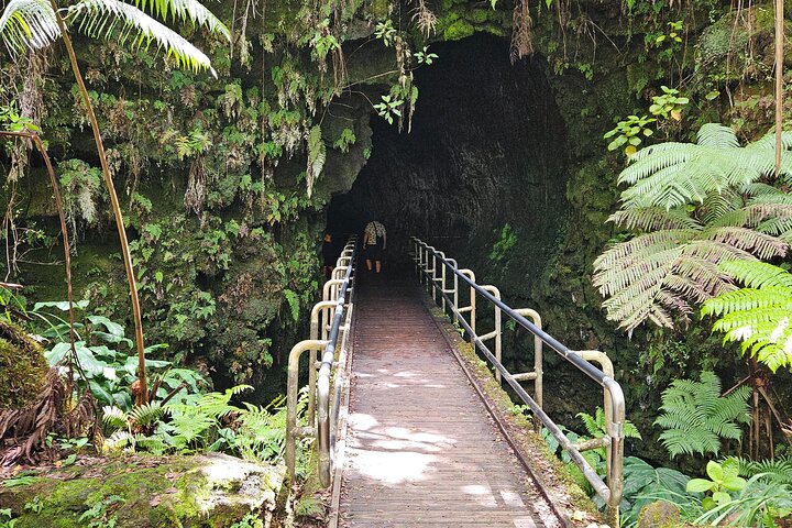 Hawaii Volcanoes, Waterfalls, Beaches & Hilo Highlights Day Tour