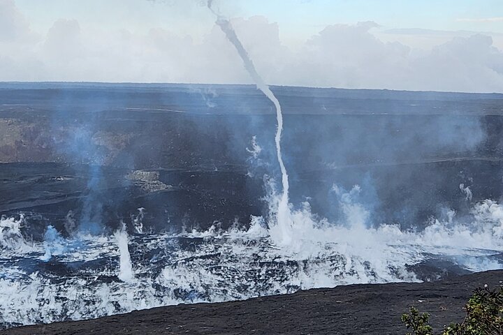 Hawaii Volcanoes, Waterfalls, Beaches & Hilo Highlights Day Tour