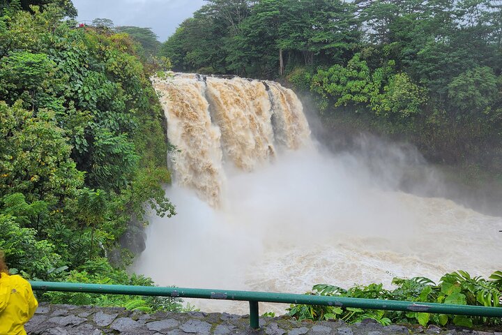 Hawaii Volcanoes, Waterfalls, Beaches & Hilo Highlights Day Tour