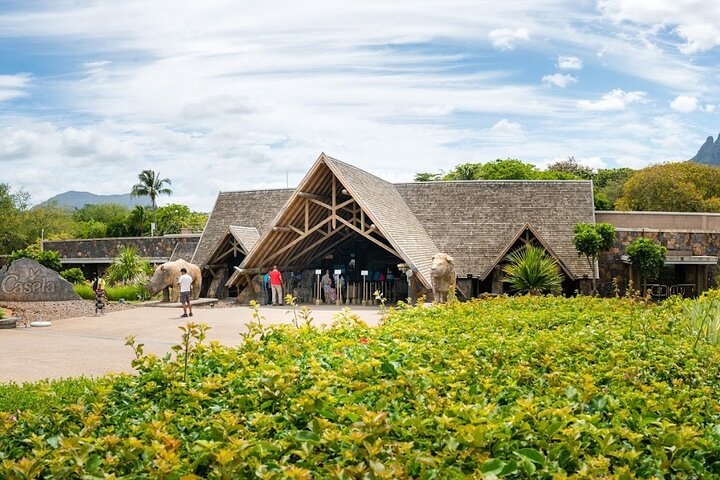 Casela Nature Park and Flic en Flac Beach Private Tour