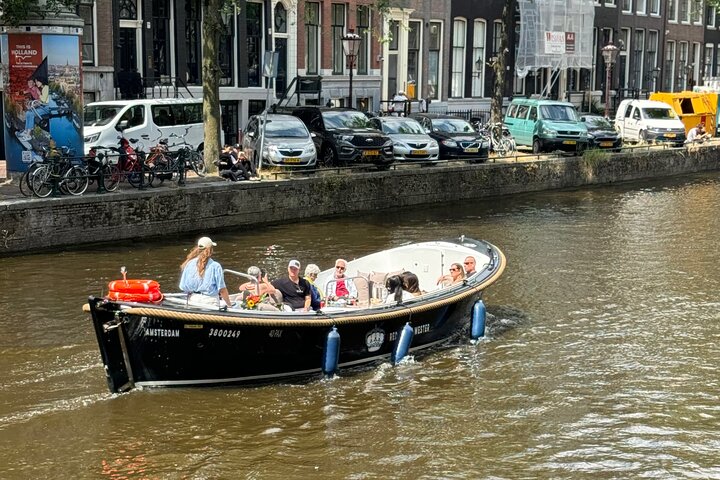Amsterdam Small-Group Canal Cruise Including Snacks and Drinks
