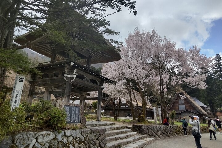[One-day bus tour departing from Kanazawa Station] Shirakawa-go and Gokayama - Two World Heritage Villages Enjoyable Bus Tour