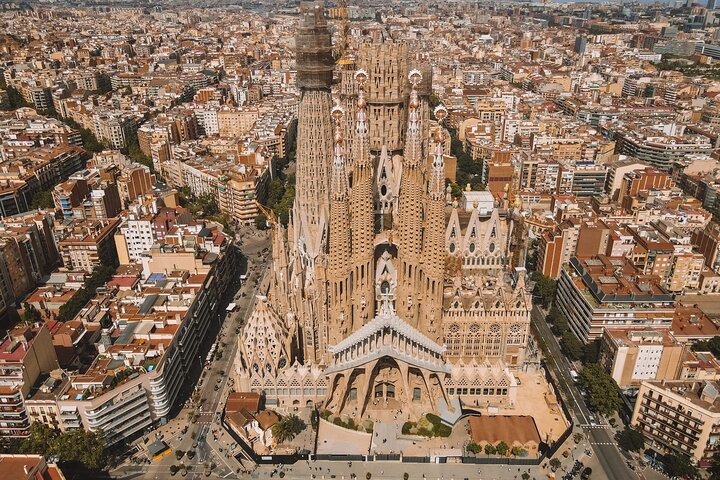 Sagrada Familia Guided Tour with Skip The Line Access