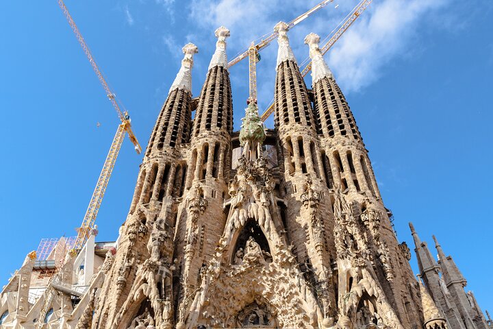 Sagrada Familia Guided Tour with Skip The Line Access