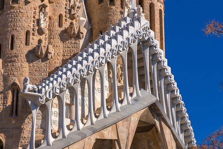 Sagrada Familia Guided Tour with Skip The Line Access