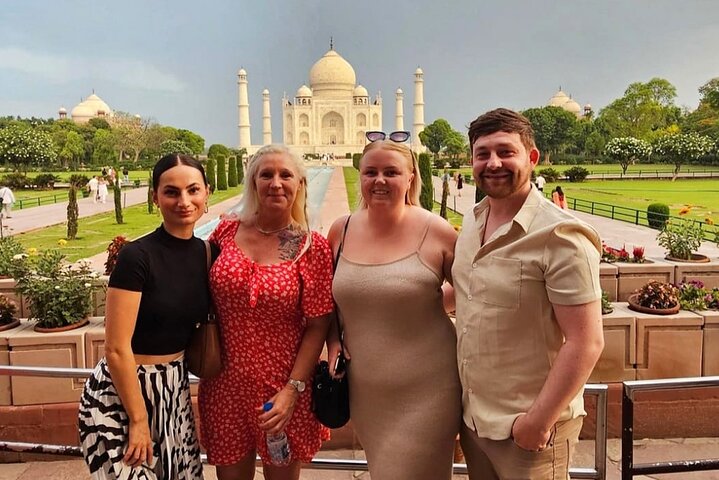 Private Sunrise Taj Mahal Tour from Delhi By Car -All inclusive