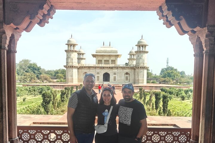 Private Sunrise Taj Mahal Tour from Delhi By Car -All inclusive