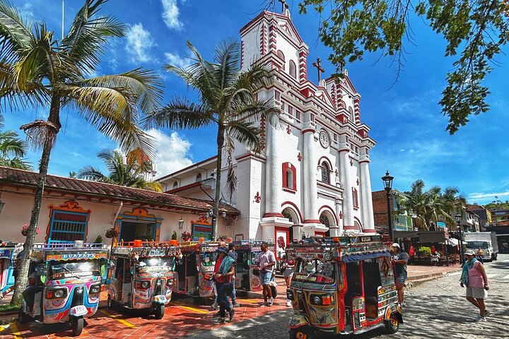 PREMIUM Guatapé Tour: Rock, Luxury boat ride, Meals & Llamas