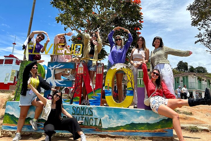 PREMIUM Guatapé Tour: Rock, Luxury boat ride, Meals & Llamas