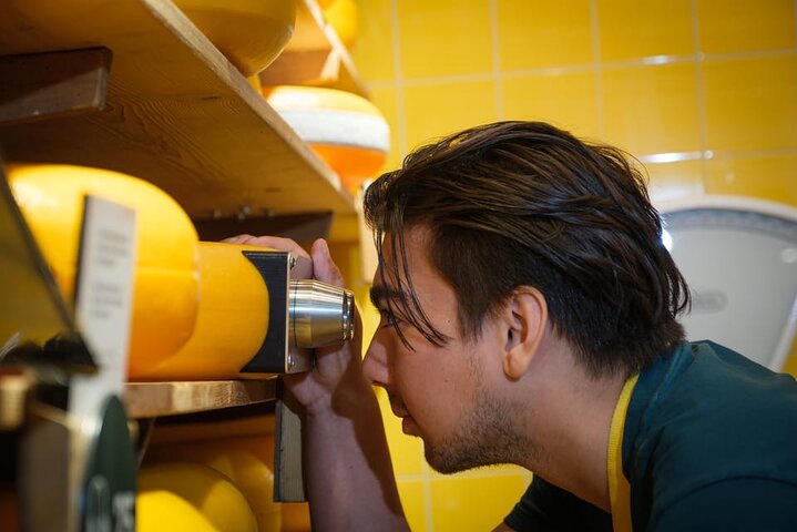 Gouda visit by train with Cheese Experience Entry from Amsterdam