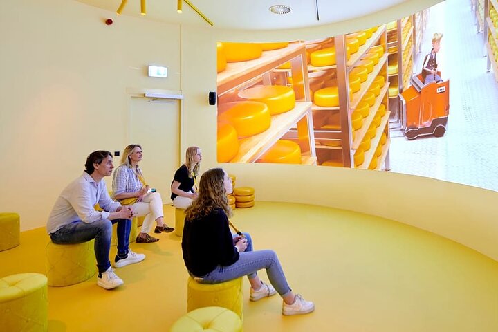 Gouda visit by train with Cheese Experience Entry from Amsterdam