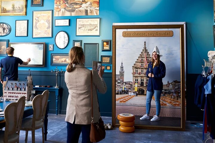 Gouda visit by train with Cheese Experience Entry from Amsterdam