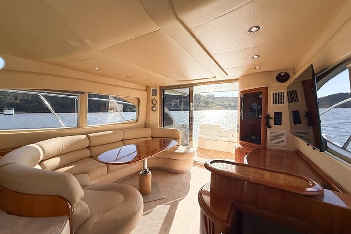 Porto: Luxury Yacht Cruise – 7 Bridges with Wine Tasting & Snacks