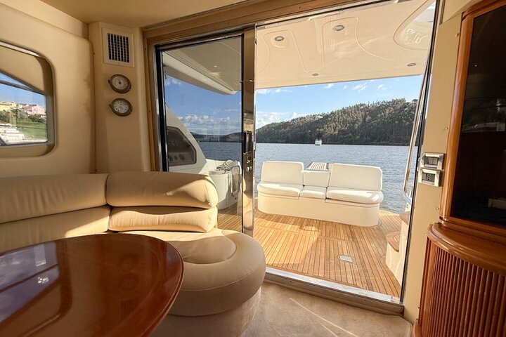 Porto: Luxury Yacht Cruise – 7 Bridges with Wine Tasting & Snacks