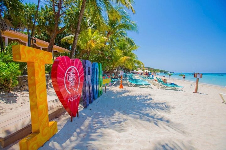 Roatán West Bay Beach Club with Private Driver