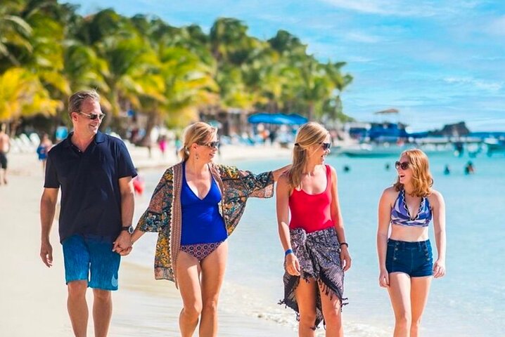 Roatán West Bay Beach Club with Private Driver
