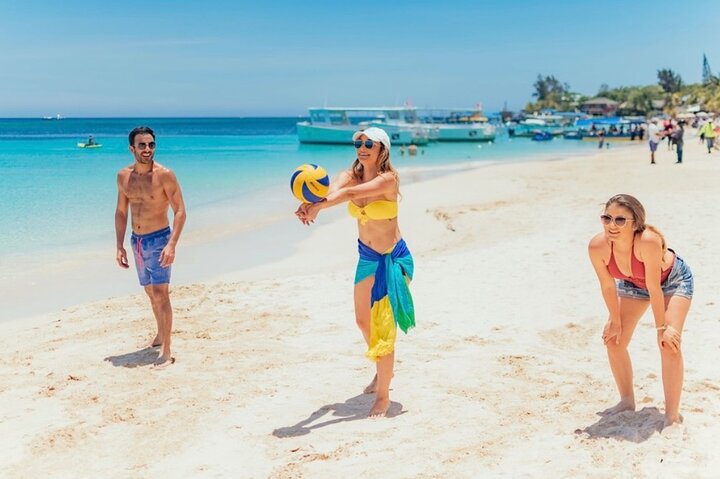 Roatán West Bay Beach Club with Private Driver