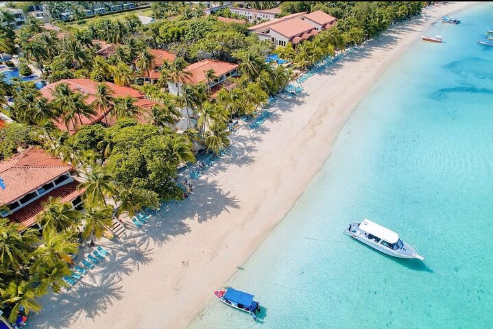 Roatán West Bay Beach Club with Private Driver