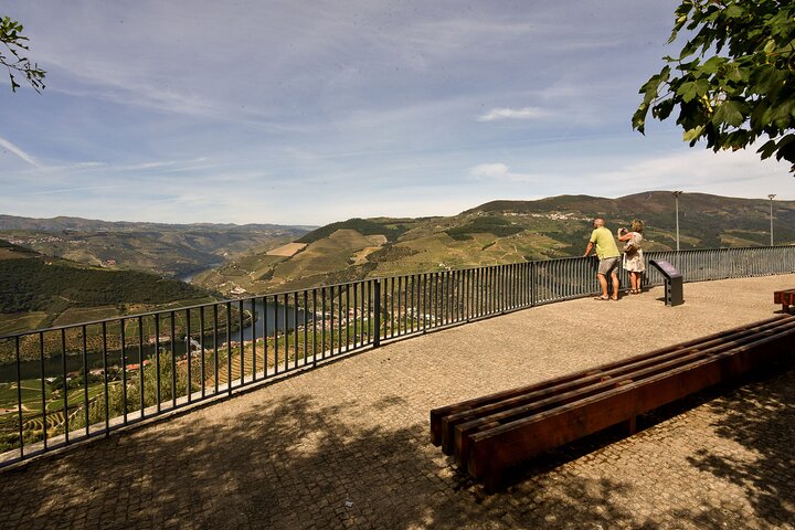 PRIVATE DOURO WINE EXPERIENCE An Immersive Full-Day Journey