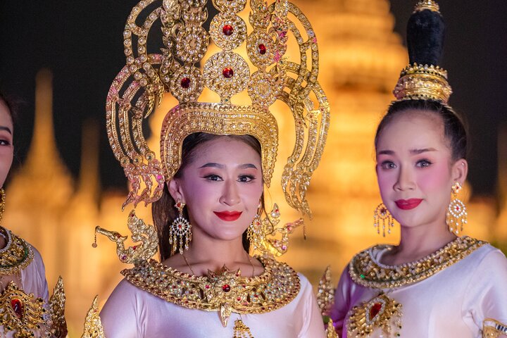 The Newest Luxury 5-Star Bangkok Chao Phraya Dinner Cruise