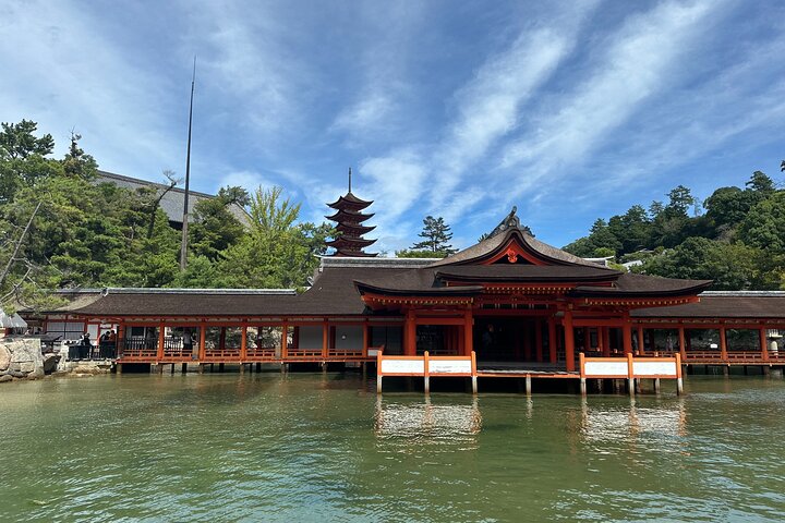 Hiroshima and Miyajima Day Trip with Itsukushima Shrine & Ferry