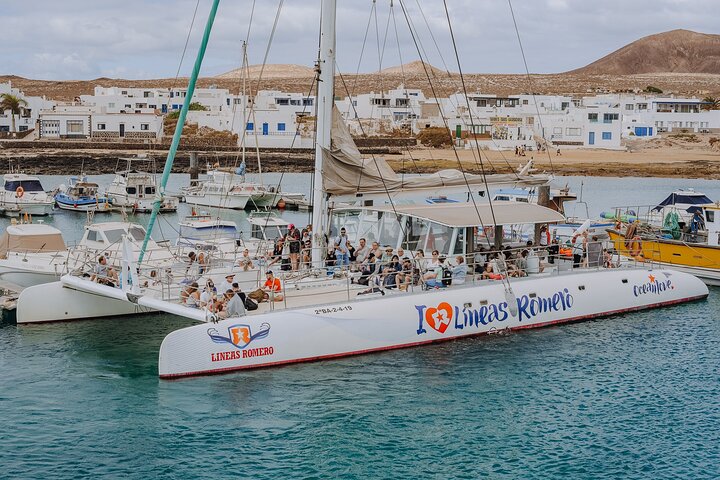 Lanzarote: La Graciosa island cruise with lunch and water activities