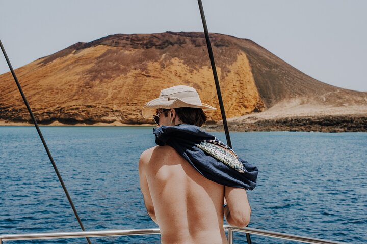 Lanzarote: La Graciosa island cruise with lunch and water activities