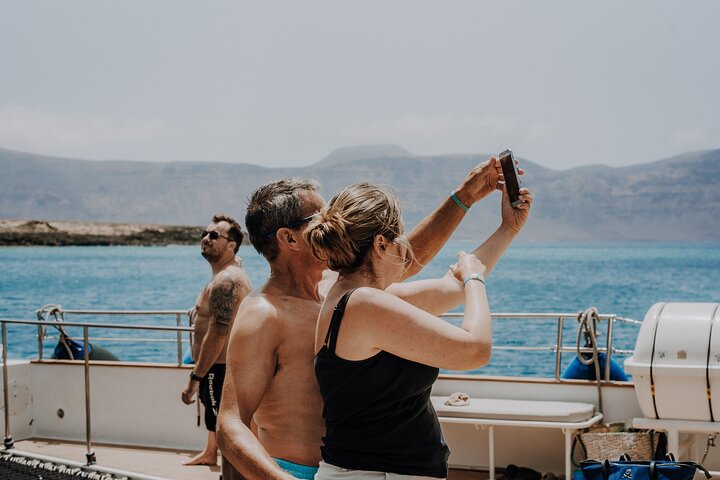 Lanzarote: La Graciosa island cruise with lunch and water activities
