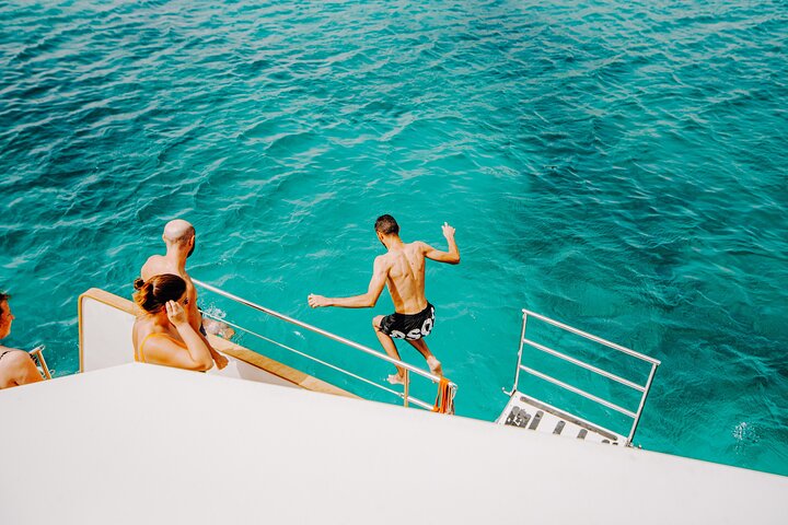 Lanzarote: La Graciosa island cruise with lunch and water activities