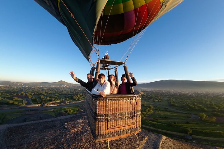 Hot Air Balloon Flight Teotihuacan + Pickup + Breakfast Cave