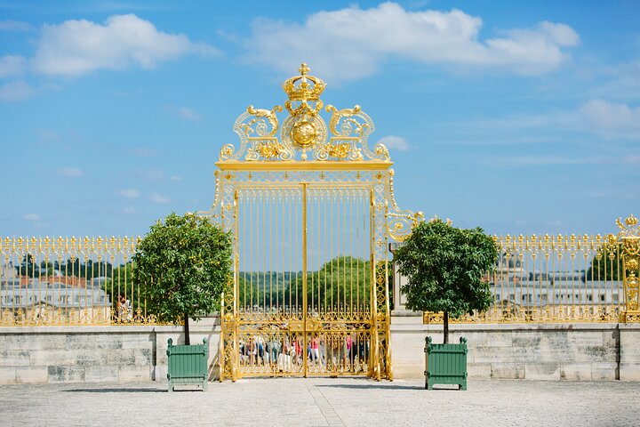 Versailles Full Day Bike Tour with Palace, Gardens, & Picnic