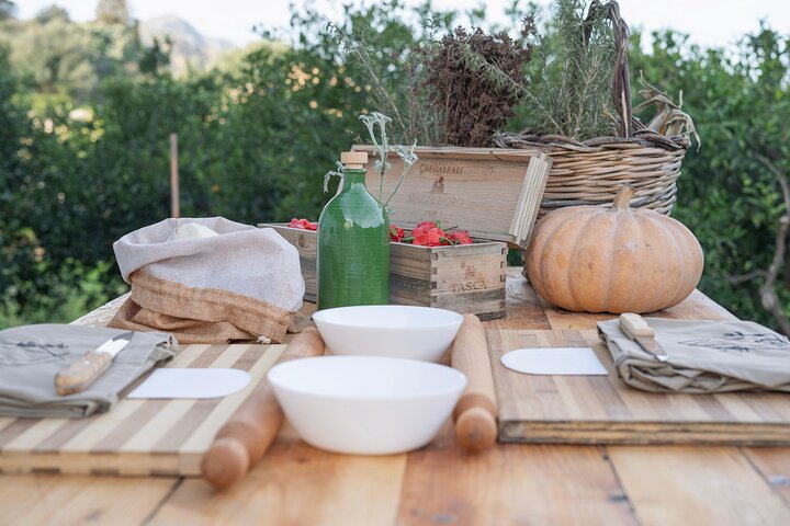 Cooking class in a villa with Palermo view