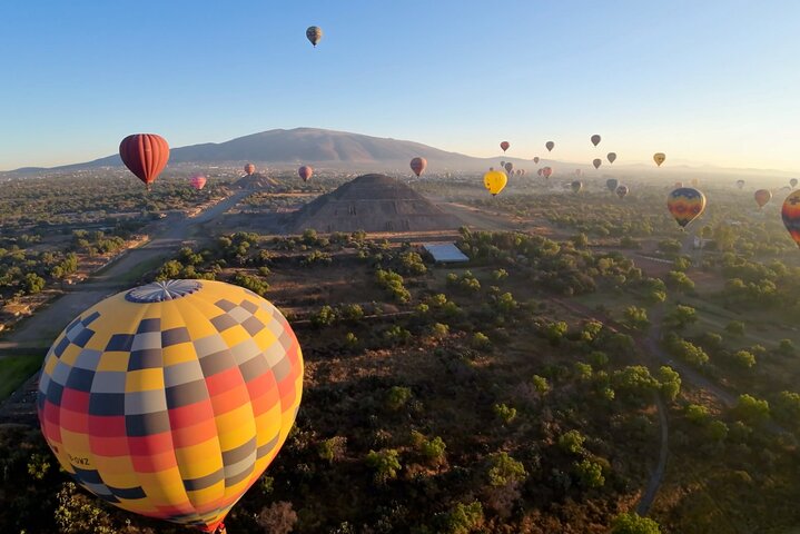 Hot Air Balloon Flight Teotihuacan + Pickup + Breakfast Cave