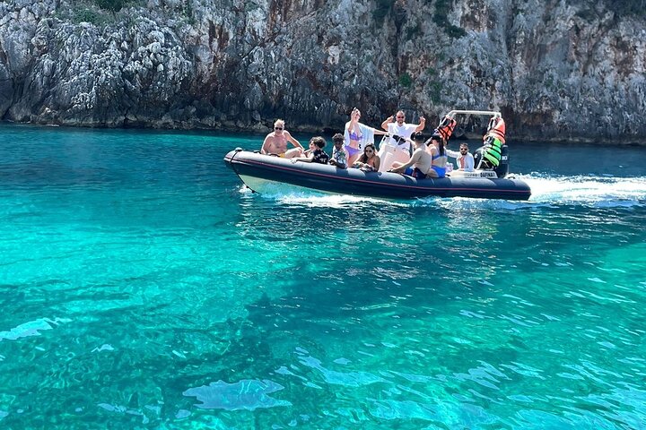 Speed Boat Tour to National Park and Grama Bay