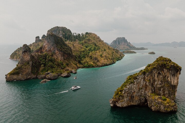 Krabi: 4 Island Luxury Yacht with Snorkelling & Clear Kayaking