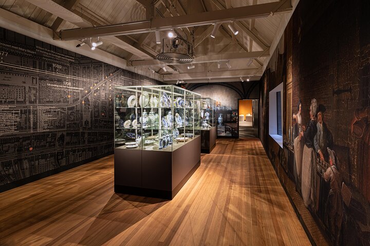 Delft: Private Walking Tour and Royal Delft Factory