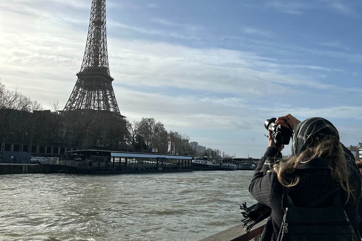 Paris Seine River Sightseeing Cruise with Commentary by Bateaux Parisiens