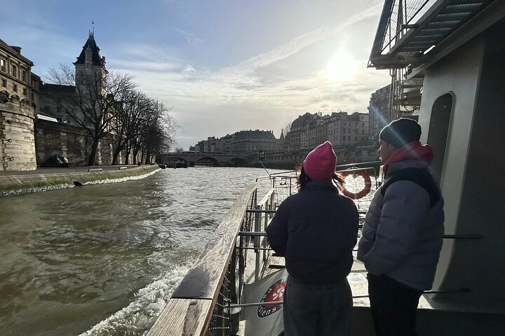Paris Seine River Sightseeing Cruise with Commentary by Bateaux Parisiens