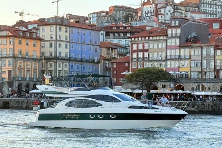 Porto: Luxury Yacht Cruise – 7 Bridges with Wine Tasting & Snacks