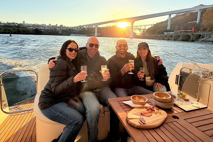 Porto: Luxury Yacht Cruise – 7 Bridges with Wine Tasting & Snacks