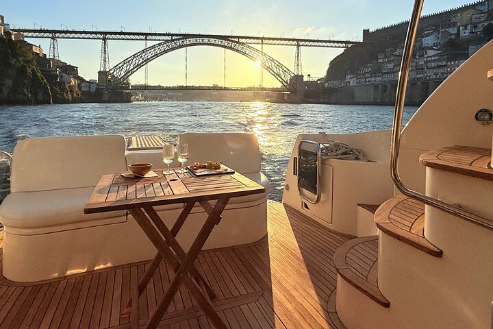 Porto: Luxury Yacht Cruise – 7 Bridges with Wine Tasting & Snacks