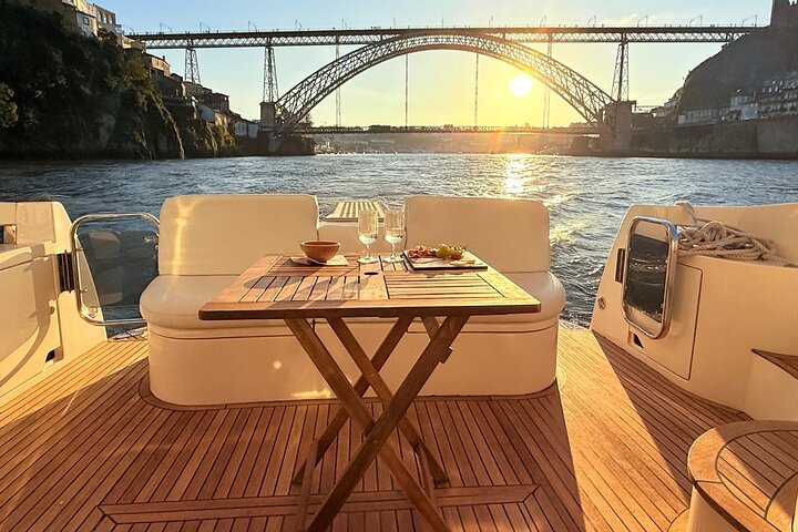 Porto: Luxury Yacht Cruise – 7 Bridges with Wine Tasting & Snacks