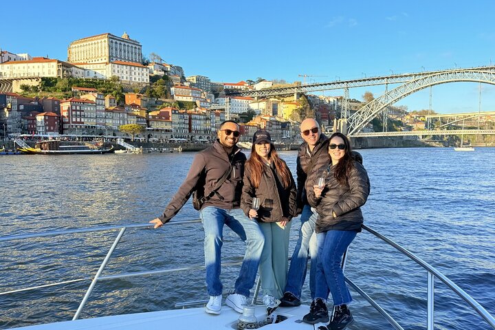 Porto: Luxury Yacht Cruise – 7 Bridges with Wine Tasting & Snacks