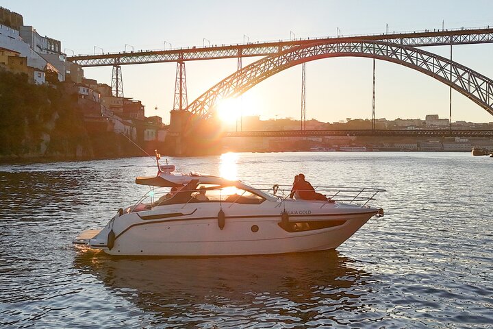 Porto: Luxury Yacht Cruise – 7 Bridges with Wine Tasting & Snacks